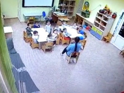 Қостанайда балабақша тәрбиешісі баланы жазым етті  (ВИДЕО)