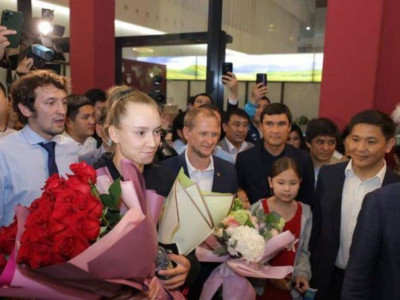 Елена Рыбакинаны жанкүйерлері елорда әуежайынан күтіп алды (ВИДЕО)