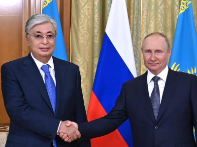 Владимир Путин Қасым-Жомарт Тоқаевты қошеметпен күтіп алды
