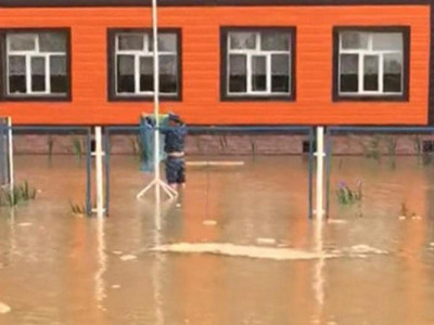 Мемлекеттік туды тасқын судан алып шыққан полицейдің лауазымы өсті (ВИДЕО)