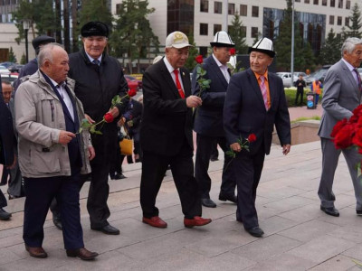 Зиялы қауым өкілдері Абай ескерткішіне гүл шоқтарын қойды