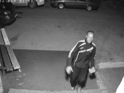 Павлодарда полиция қызды кірпішпен ұрған ер адамға іздеу салды (ВИДЕО)