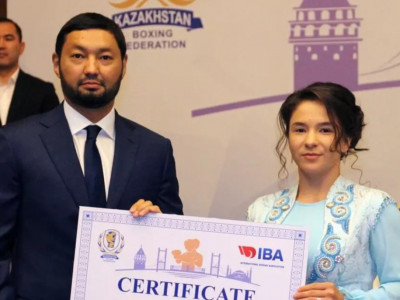 Боксшы Дина Жоламан марапаттау рәсіміне ұлттық киім киіп келді