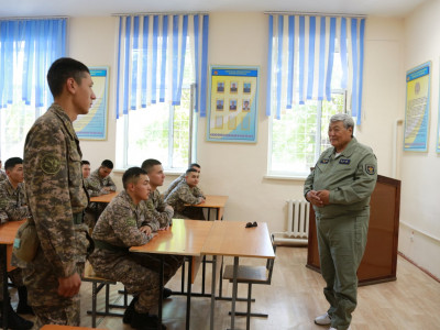Тоқтар Әубәкіров сарбаздармен кездесті