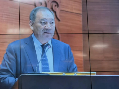 Тоғжанов Әнұран айтып тұрғандарды сынға алды