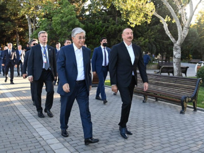Қасым-Жомарт Тоқаев пен Ильхам Әлиев Баку көшелерін аралады