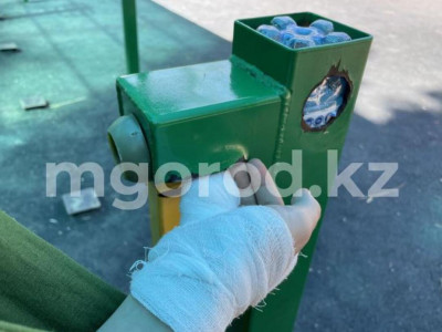 Әткеншекте ойнаған бала екі саусағынан айырылды