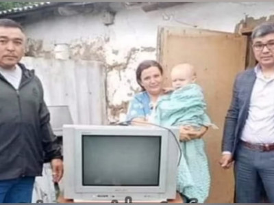 Шенеуніктер атаулы көмек алатын отбасына ескі теледидар берген