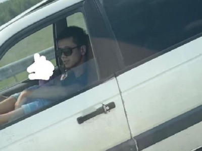 Терезеден аяғын шығарып көлік жүргізген тұрғын видеоға түсіп қалды