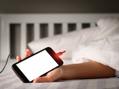 Неге телефонды жастықтың астына қойып зарядтауға болмайды?