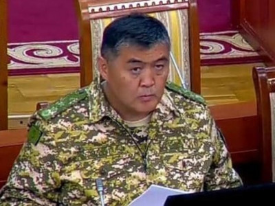 Қырғыз ҰҚК басшысы Парламентке екі жәшік автоматпен келген