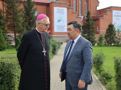 Дархан Қыдырәлі Қазақстандағы Католик шіркеуінің басшысымен кездесті