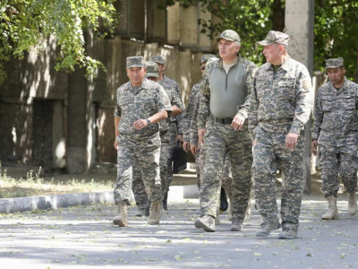 Қорғаныс министрі Жақсылықов Алматы өңірлік гарнизонына барды