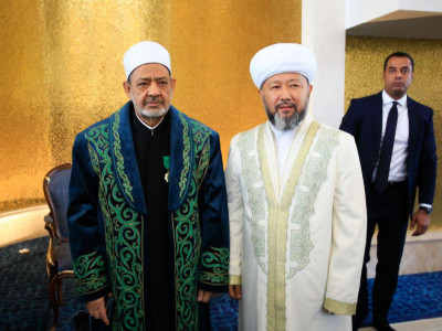 Бас мүфти Әл-Азһар шейхын «Шарапат» медалімен марапаттады