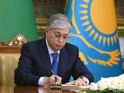 25 қазан – Республика күні: Президент заңға қол қойды