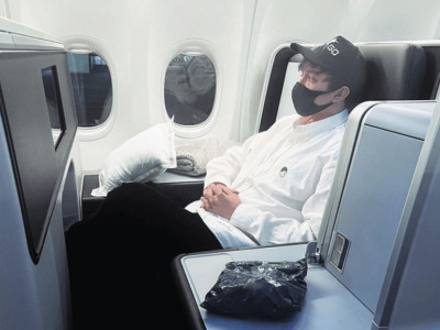 «Туған жерім - Қазақстанға рақмет»: Димаш Құдайберген шетелге аттанды