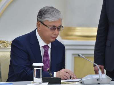 Президент «ҚР Конституциясына өзгерістер мен толықтыру енгізу туралы» Заңға қол қойды