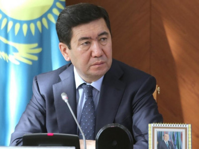 «Жазып берген анықтаманы бұл жерде оқу қажет емес» – Қошанов Үкіметке ескерту жасады