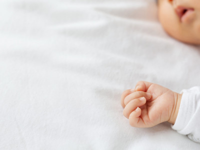 Дәрігерлер сегізінші қабаттан құлаған екі жасар сәбидің өмірі үшін күресіп жатыр