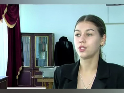Неміс қызы қазақ тілі мен әдебиеті пәнінен сабақ беріп жүр