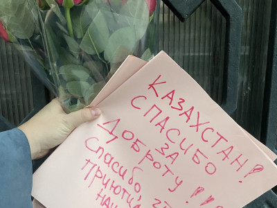 «Рақмет саған, Қазақстан»: ресейліктер Қазақстан елшілігіне гүл әкеліп, алғыс айтты