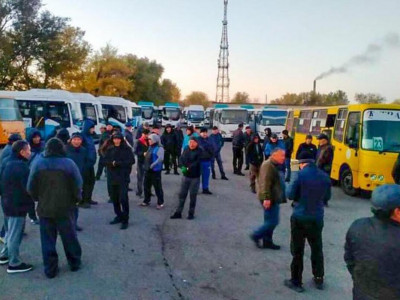 Талдықорғанда автобус жүргізушілері жаппай наразылыққа шықты