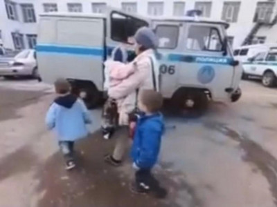 Оралда барар жері жоқ әйел балаларымен аялдамада түнеп жүр