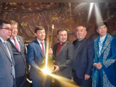 Түркістанда бриллиантпен көмкерілген «Алтын домбыра» сақтаулы тұр