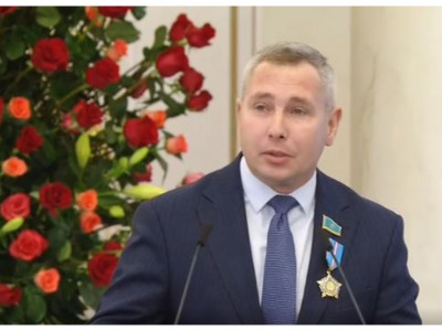 Тоқаев депутаттың туған күніне тамаша тарту жасады