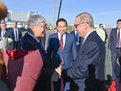 Қасым-Жомарт Тоқаев Түркия Президентін әуежайда күтіп алды