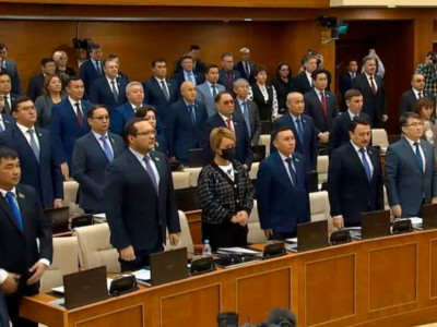 Бір минут үнсіздік: депутаттар шахтада қаза болғандарды еске алды