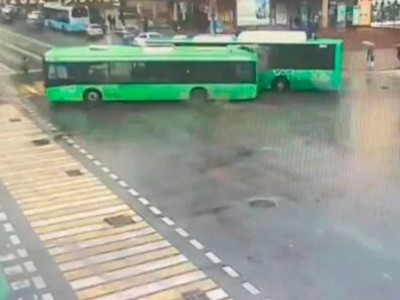 Екі автобустың арасында тірі қалған жолаушының видеосы пайда болды (ВИДЕО)