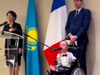 Парижде Қазақстан Әнұранын шырқаған бала көпті тәнті етті (ВИДЕО)