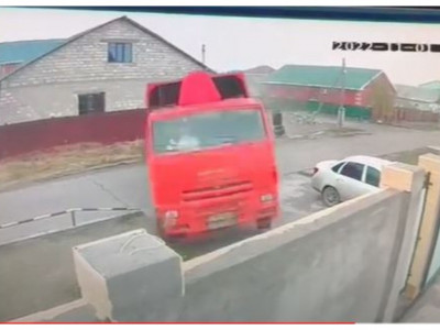 Атырауда КамАЗ үйдің қоршауына соғылды (ВИДЕО)