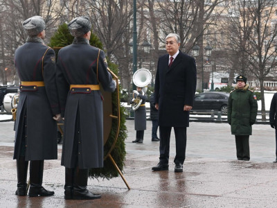 Президент «Белгісіз жауынгер бейіті» ескерткіш-мемориалына гүл шоғын қойды