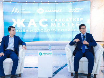 Асхат Аймағамбетов жас саясаткерлермен кездесті