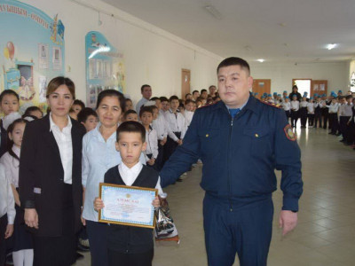 Атырауда жасөспірімдерді құтқарып қалған 8 жасар бала марапатталды