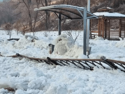 Алматыда мұз көшкіні өзен қоршауын бұзып кетті
