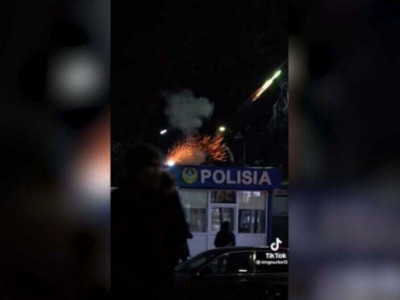 Алматыда блогер полиция бекетінің шатырынан отшашу атқан (ВИДЕО)