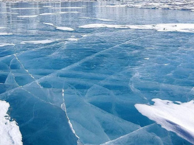 Атырауда 10 жасар бала мен зейнеткер мұз астына түсіп кетті