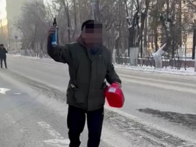 Қарағандыда ер адам полиция ғимаратының жанында өзін өртемек болды