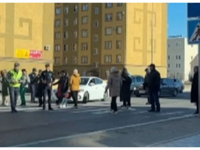 Ақтау тұрғындары жолды жауып тастады