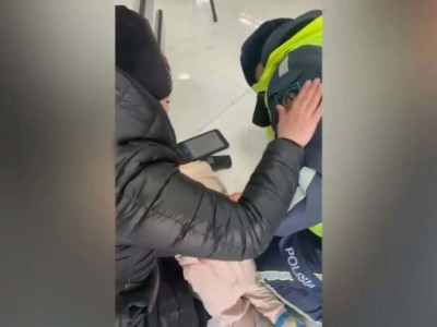 Түркістанда көшеде талып қалған сәбиді полицей құтқарып қалды (ВИДЕО)