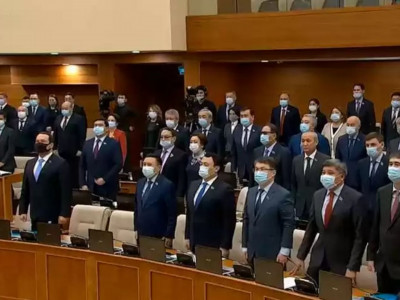 Бір минут үнсіздік: Мәжіліс депутаттары қаңтар құрбандарын еске алды