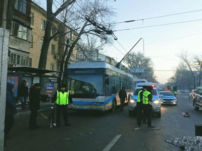 Алматыда троллейбус жүргізушісін көлік қағып кетті
