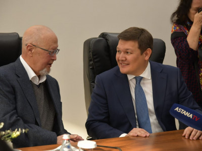 Мәдениет министрі Асхат Оралов зиялы қауым өкілдерімен кездесті