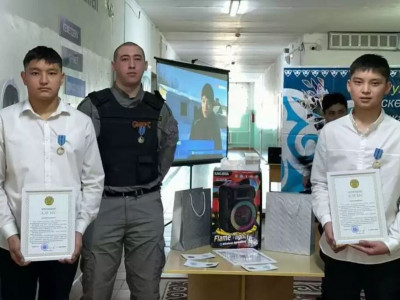 ТЖМ адамдарды өрттен құтқарған екі оқушыны марапаттады
