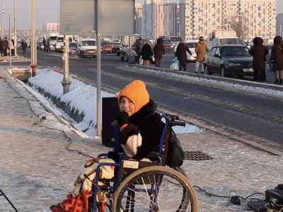 Ән айтып, еміне ақша жинаған қыз көпті тәнті етті (ВИДЕО)