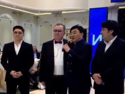 Мейрамбек пен Тоқтар 75-ке толған ұстазына көлік мінгізді