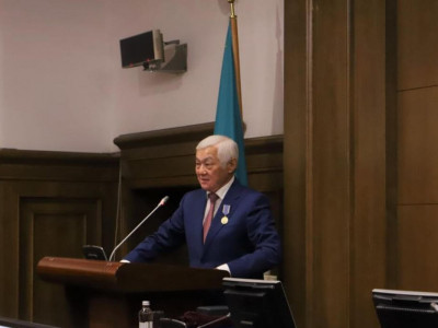 Бердібек Сапарбаевқа «Еңбек ардагері» медалі табысталды